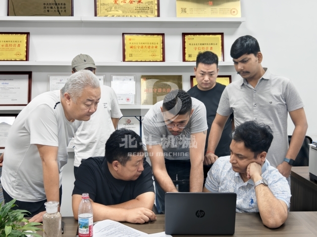 日本黑人乱偷人妻中文字幕機械被黑人各种姿势猛烈进出视频_20250904083550_300_6_副本.jpg